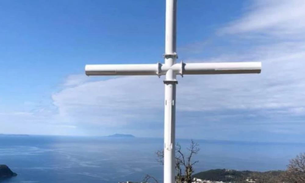 Η Αλβανική κυβέρνηση σέρνει στα δικαστήρια 5 άτομα για την τοποθέτηση του Σταυρού στην Χειμάρρα